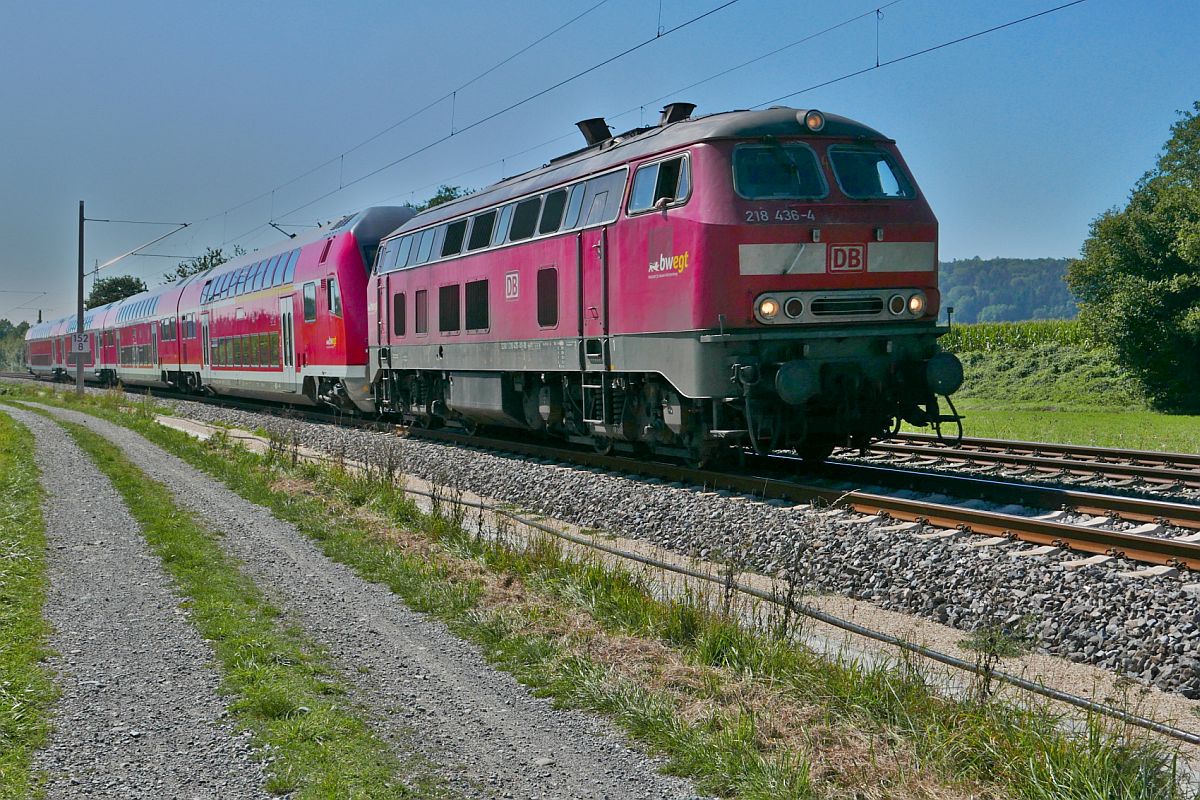 Nicht oft zu sehen, dass auf der Sdbahn Doppelstockwagen anstatt geschoben von einer Lok nach Ulm gezogen werden. 218 436-4 mit den Wagen des ex RE 4218, Lindau - Stuttgart, bzw. ex RE 17778, Lindau - Friedrichshafen, zwischen Aulendorf und Bad Schussenried (09.09.2020).