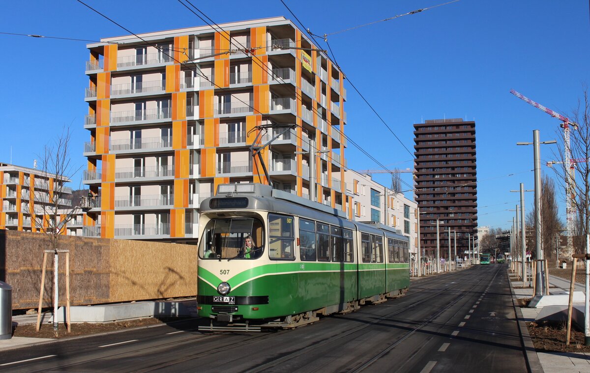 Nicht sehr barrierefreundlich war am 9.2.2022 am Vormittag die Linie 4 Liebenau - Reinighaus.
Gleich drei SGP 500er der Holding Graz waren hintereinander unterwegs.
Nach den Wagen Nr. 503 und 509 kam hier der Wagen 507 kurz vor der Endhaltestelle Reininghaus.