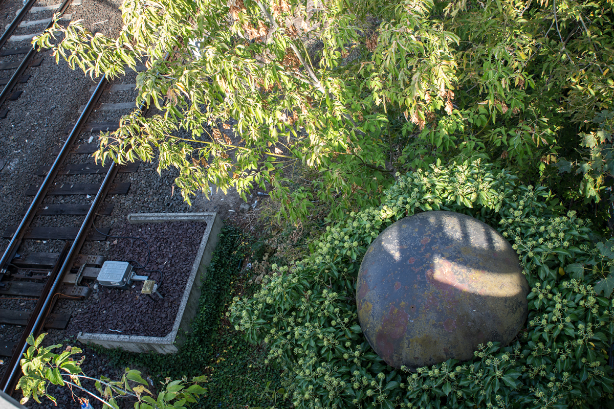Nicht selten entdeckt man entlang des Schienenstranges merkwürdige Dinge, wie in Brandenburg Altstadt. Eine völlig zugewachsene Eisenbahnlaterne ( Salatschüssel ) wurde am 24.09.16 auf´s Bild gebracht.