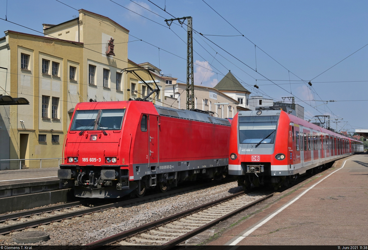 Nicht selten kommt es im Bahnhof Ludwigsburg zu Parallelfahrten, da hier S-Bahn- und Ferngleise separat verlaufen. Während der verspätete 423 838-2 mit einem Schwestertriebzug aus Gleis 3 beschleunigt, taucht daneben 185 605-3 mit (hier verdeckten) Kesselwagen auf, die das Rennen vorerst für sich entschied.

🧰 S-Bahn Stuttgart | RheinCargo GmbH & Co. KG
🚝 S5 Bietigheim-Bissingen–Stuttgart Schwabstraße [+5]
🕓 11.6.2021 | 11:38 Uhr