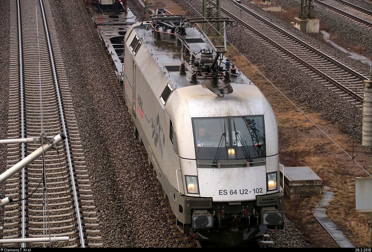 Nicht selten in und um Halle (Saale) sind Güterzüge der Hupac AG. Hier ein genauerer Blick auf 182 602-3 (ES 64 U2 - 102) als KLV-Zug (Kessel und Container), der den Abzweig Thüringen (At) Richtung Norden passiert. Aufgenommen von der Brücke Dieselstraße, Halle (Saale). [28.3.2018 | 9:16 Uhr]