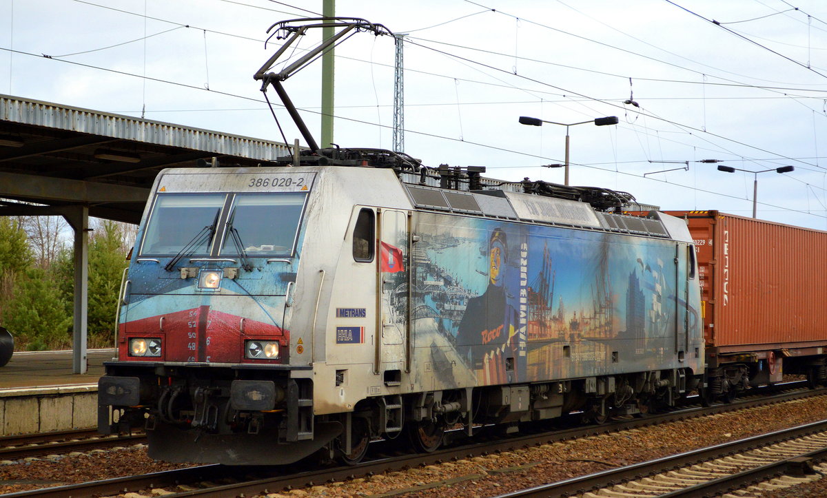 Nicht sonderlich sauber aber doch recht gut erkennbar habe ich nun endlich auch mal die einzige METRANS Lok aus ihrer großen Flotte mit diesen wunderschönen Bildermotiven erwischt mit einem Containerzug aus Polen. Hier also  386 020-2  [NVR-Number: 91 54 7386 020-2 CZ-MT] mit Containerzug am 08.12.18 Bf. Flughafen Berlin-Schönefeld.