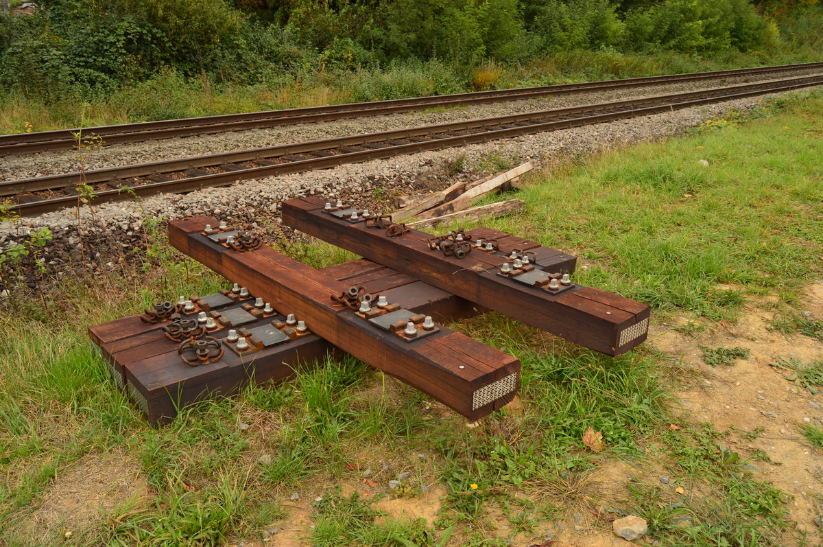 Nicht überall werden neue Schwellen in Beton verbaut, hier in Neckargerach liegen neue aus Holz auf dem Grünstreifen und warten auf ihre Verbauung.
14.10.2016