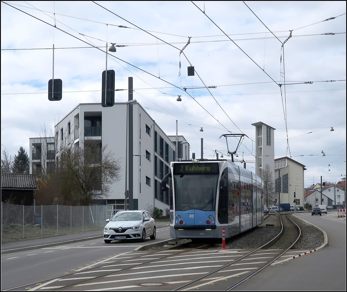 Nicht das Ulmer Münster -

... sondern die St. Maria Suso Kirche ist hier neben der Linie 2 zu sehen. In anderer Richtung ist dagegen das Münster zu sehen. Eine Combino-Tram ist hier auf Talfahrt im Mähringer Weg unterwegs. Der eigene Bahnkörper endet hier und die Tram muss auf die Straßenfahrbahn wechseln. 

28.03.2019 (M)