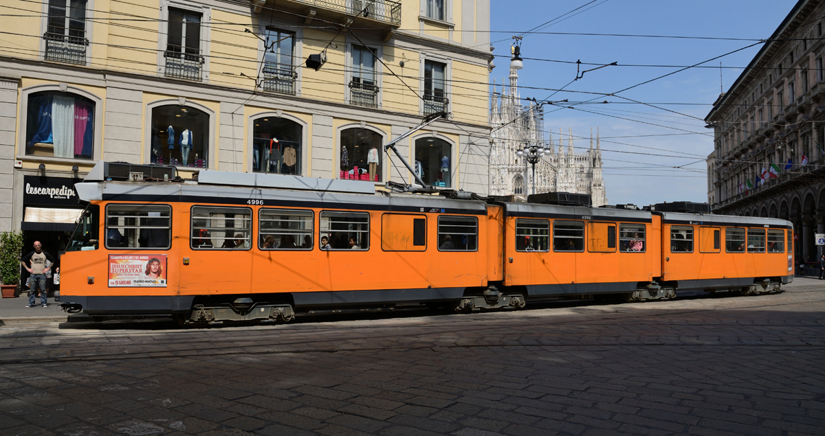 Nicht umsonst werden die achtachsigen 29,1 Meter langen  Triebwägen der ATM-Reihe 4900  Jumbotram  gennant. 4996 der zweiten Serie (Officine Meccaniche della Stanga) wurde von mir am 25.Mai 2015 in der Via Orefici in Fahrtrichtung Piazza Cordusio fotografiert, im Hintergrund ist der Mailänder Dom welcher nach  dem Petersdom und der Kathedrale von Sevilla als drittgrößte Kirche und umfangreichste Marmorbau der Welt gilt zu sehen.

Dieses Bild und viele weitere interessante Dinge über Straßenbahnen sind im neu erschienen Buch 101 Dinge, die ein Straßenbahn-Liebhaber wissen muss von Stefan Friesenegger zu sehen.

https://verlagshaus24.de/technik/nahverkehr/101-dinge-die-ein-strassenbahn-liebhaber-wissen-muss