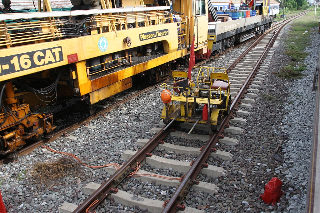 Nicht unbedingt grenzfrei, geht sich aber trotzdem aus. - Kleinwagen รบ.5/373 (รบ.=RB.) am 29.Mai 2025 in der Ayutthaya Station.