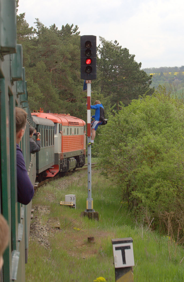 Nicht unbedingt  nachahmenswert, so gesehen kurz vor Kralup, zum Tag der Eisenbahn  bei unseren tschechischen Nachbarn. 27.04.2019   13:19 Uhr. Eine Bardotka an der Spitze des Sonderzuges von Velvary nach Kralup.