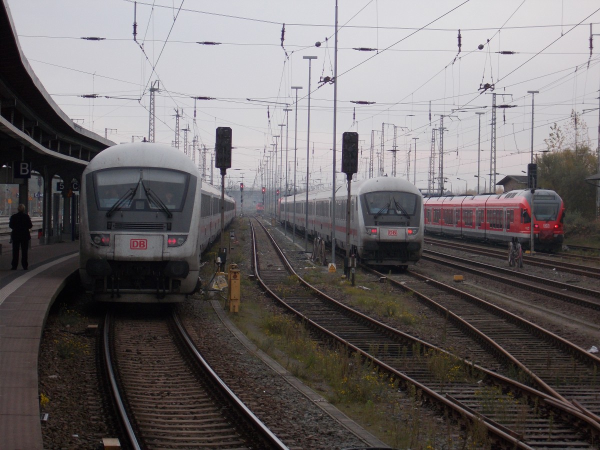 Nicht viel los war zum Zeitpunkt meiner Aufnahme,am 04.November 2015,im Stralsunder Hbf.Während links der IC 2212 aus Koblenz ohne Halt in Bergen/Rügen zur Abfahrt nach Binz bereit stand,stand in der Mitte ein IC Leerpark und rechts ein abgestellter 429.