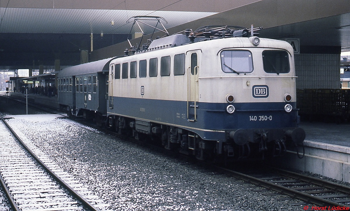 Nicht viel Mühe dürfte 140 350-0 mit dem Umbau-Vierachser gehabt haben, als sie sich Anfang 1983 auf den Weg von Düsseldorf Hauptbahnhof nach Duisburg-Wedau machte. Bei diesem Nahverkehrszug handelte es sich um einen der in den 1980er Jahren berüchtigten  Alibizüge . So wurden Personenzüge genannt, die auf Strecken verkehrten, bei denen sich die DB vom Personenverkehr trennen wollte, aber noch nicht von der Verkehrspflicht entbunden war. Dem kam die Bundesbahn nach, indem sie Montags bis Freitags nur einen Zug pro Richtung einsetzte. Kennzeichen dieser Züge waren unattraktive Fahrzeiten und ebensolches Rollmaterial. Ab dem 23.09.1983 verkehrte folgerichtig kein Personenzug mehr auf dieser Verbindung.