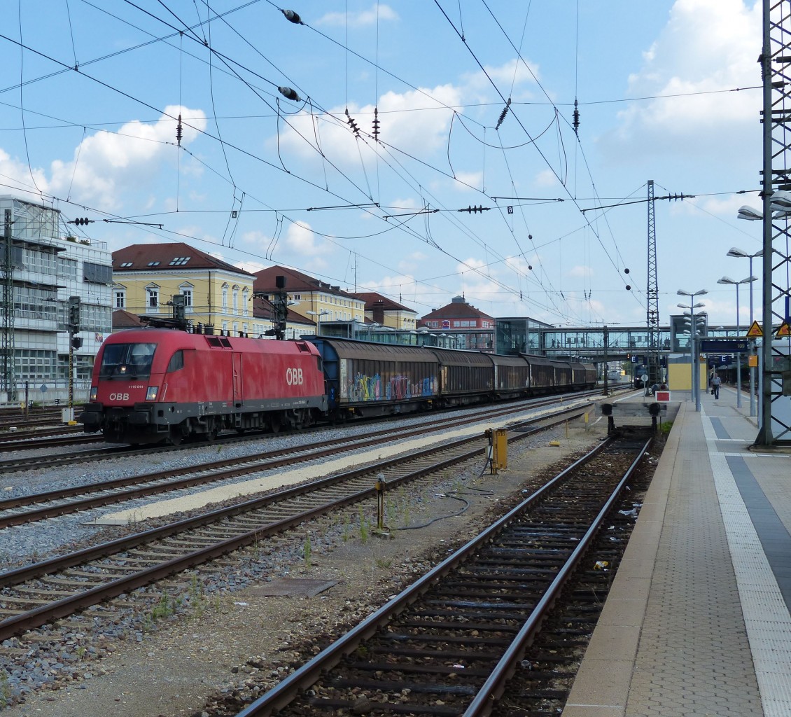 Nicht viel zu schleppen hat ÖBB Taurus 1116 044 am 08.08.2014 durch den Regensburger Hauptbahnhof.