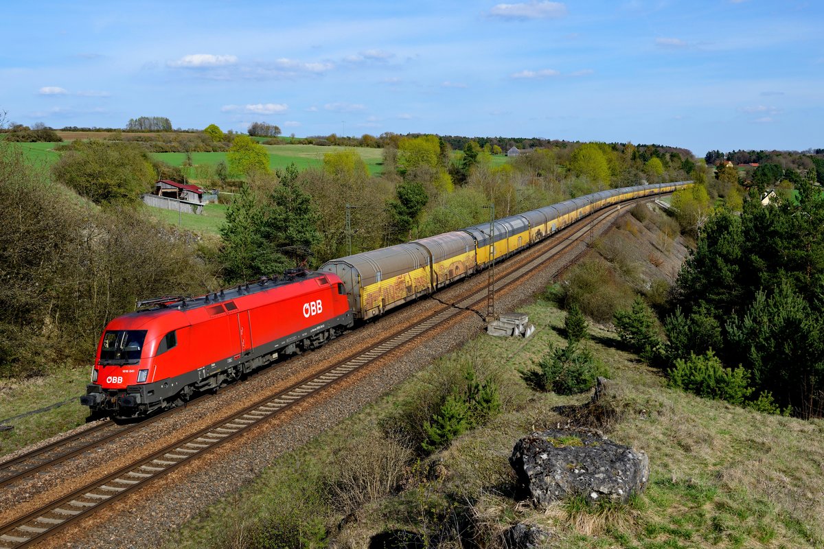 Nicht wegzudenken von der KBS 880 sind die gelben Altmann-Züge für den Neuwagentransport, insbesondere von den BMW-Werken Dingolfing und Regensburg nach Bremerhaven. Eine Änderung ergab sich allerdings kürzlich, als die Bespannung dieser Leistungen von TX-Logistik auf die Rail Cargo Carrier überging, ein Unternehmen der ÖBB. Für diese Verkehre stehen zehn Loks der Baureihe 1016 zur Verfügung. Am 14. April 2018 brachte 1016.041 einen solchen Zug nordwärts, aufgenommen bei Laaber in der Oberpfalz. 