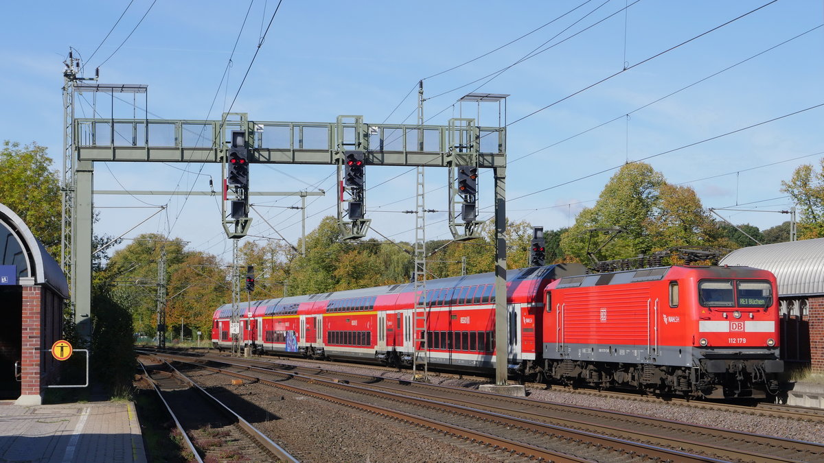 Nicht wie planmäßig auf Gleis 1 sondern auf Gleis 4 kommt 112 179 (-7) mit dem RE1 (21865) Hamburg Hbf - Büchen; Schwarzenbek, 07.10.2019
 