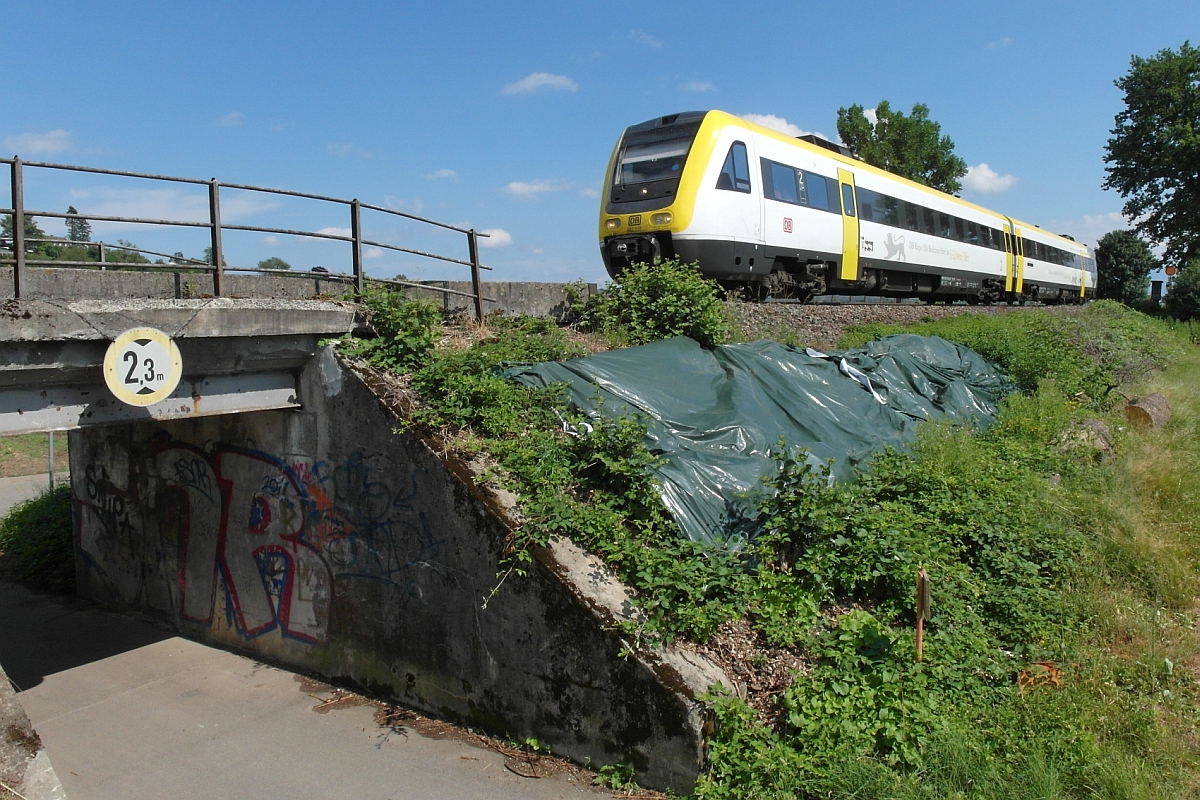 Nicht wie sonst planmig mit einer Diesellok und vier Doppelstockwagen ist am 25.06.2017 nur 612 515 als IRE 4230, Lindau - Stuttgart, zwischen Nonnenhorn und Kressbronn unterwegs.