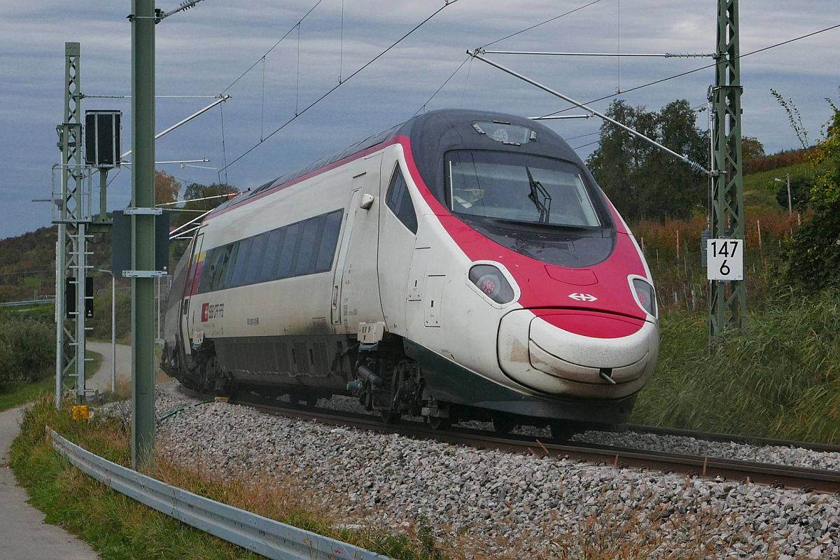 Nicht wie sonst blich auf dem rechten Gleis vom Allgu hinunter zum Bodensee befhrt RABe 503 017 den  S-Bogen  in der Nhe des Lindauer Ortsteils Schnau auf dem linken Gleis und bot dem Fotofgraf damit nicht die Mglichkeit, den ganzen Zug fotografieren zu knnen. Der ETR 610 befindet sich am 21.10.2020 auf einer Oberleitungsmessfahrt von Wangen (Allgu) nach Lindau-Reutin.