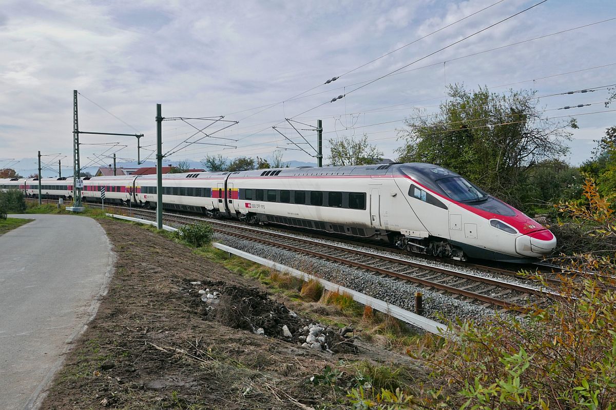 Nicht wie sonst blich auf dem rechten Gleis vom Bodensee hinauf ins Allgu befhrt RABe 503 017 die Steigung bei Bodolz auf dem linken Gleis. Von Lindau-Reutin kommend befindet sich der ETR 610 am 21.10.2020 auf einer Oberleitungsmessfahrt nach Wangen (Allgu).