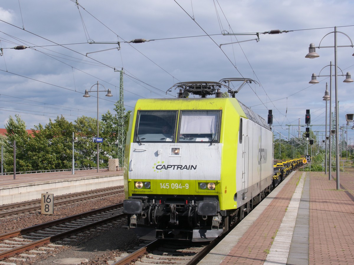 Nicht wie üblich auf dem Güterzuggleis (ex Gleis 2) außerhalb der Bahnhofshalle sondern auf Gleis 17 durchfährt CAPTRAIN / ITL 145 094 (ex 145-CL 003) mit einem Zug leerer Containerwaggons Dresden Hbf. in Richtung DD-Friedrichstadt; 25.08.2015
