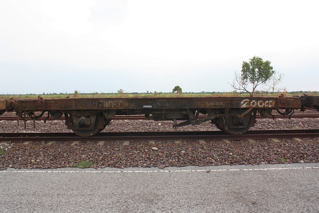 Nicht zu identifizierender ท.ต. 200xx (ท.ต. =C.F./Container Flat Wagon) am 29.Mai 2013 im Bf. Ongkharak.