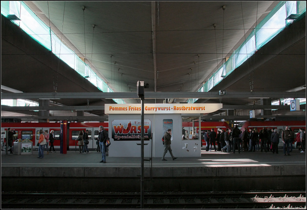 Nicht der Zug ist hier im Mittelpunkt -

... sondern das leibliche, wenn auch ungesunde Wohl der Fahrgäste.

Düsseldorf-Hbf, 12.04.2011 (M)
