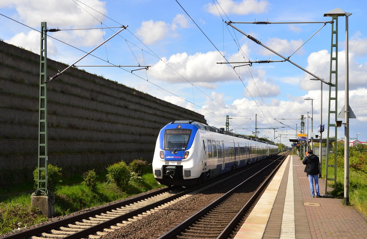 Nichts böses ahnend wird der 9442 374 NX-Doppelhamster auf der RE7 unfreiwillig Testobjekt für Dennis neue DSLR Kamera, die er hier in Allerheiligen mit verschiedenen Objektiven ausprobiert. Sonntag den 24.4.2016
