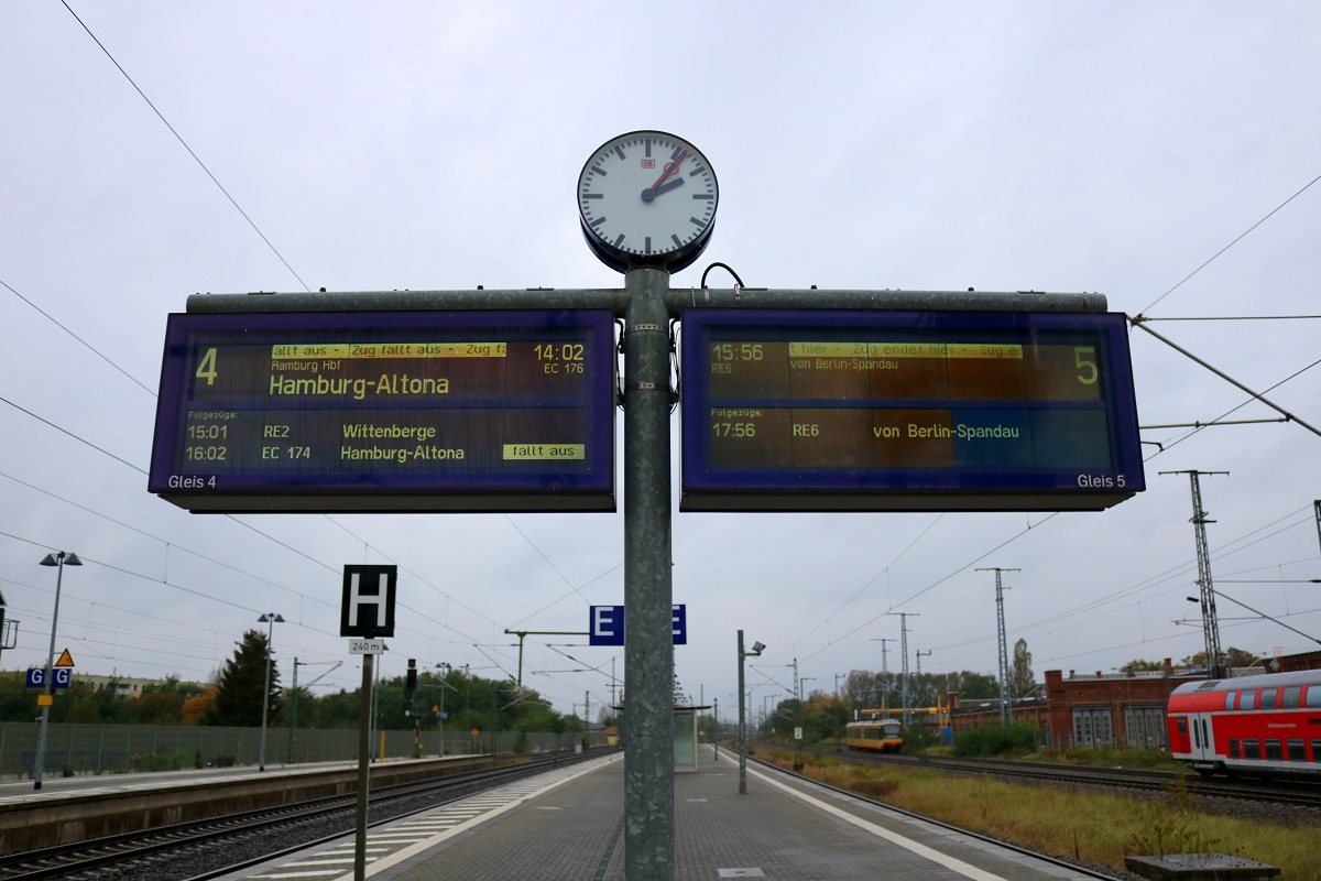 Nichts ging mehr wenige Tage nach Sturmtief  Xavier  im Bahnhof Wittenberge: Nahezu alle Züge mussten ausfallen, weil u.a. die Bahnstrecken Berlin–Hamburg und Magdeburg–Wittenberge (KBS 305) wegen erheblicher Schäden gesperrt waren. Die Anzeigetafel gibt ein klares Bild der Situation. [7.10.2017 | 14:10 Uhr]