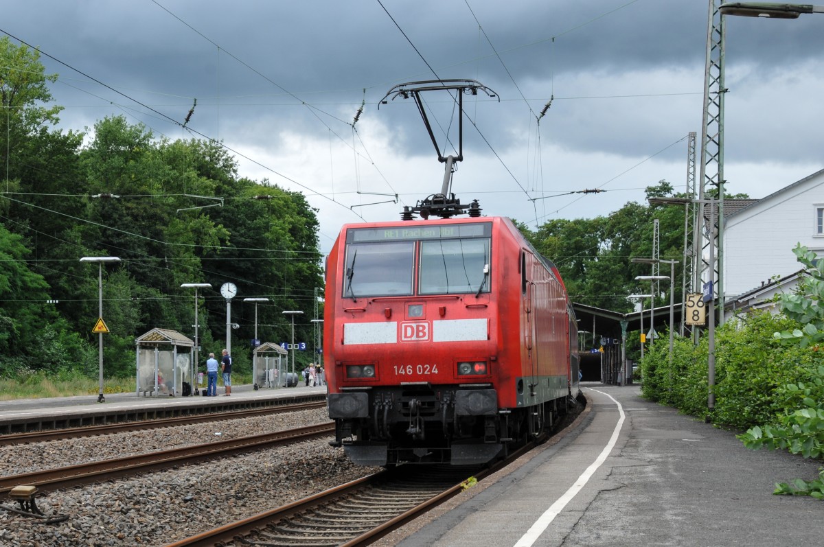 Nichts Gutes verhießen die Wolken am Nachmittag des 15/08/2015, als 146 024 den RE1 nach Aachen schob. Aufgenommen im Hbf Eschweiler.