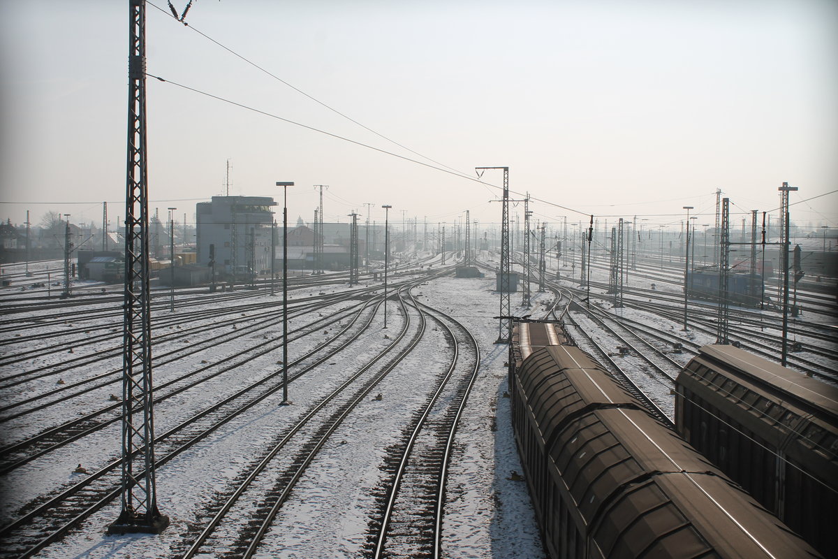 Nichts los am Sonntag den 29.Januar 2017 am Hauptbahnhof Ingolstadt. Hier ein Blick über die Gleisanlagen mit dem Ablaufberg und links mit der Abstellung für die Lokomotiven. Lange gibt es diesen Blick nicht mehr, da der Steg auf dem das Foto entstand abgerissen wird.