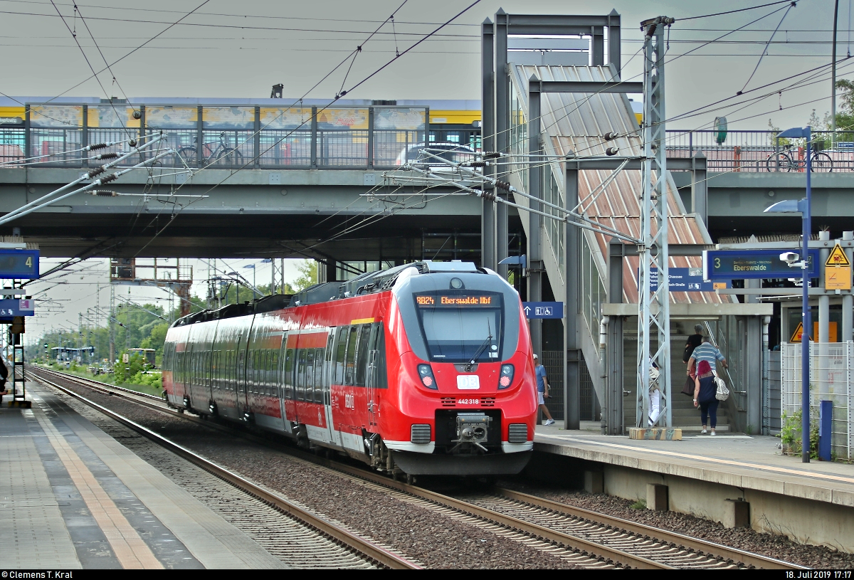 Nichts los in Berlin-Hohenschönhausen auf dem Berliner Außenring (BAR | 6012). Womöglich hing dies mit der weiträumigen Vollsperrung des Bahnhofs Oranienburg zusammen. Dort musste am Nachmittag eine Fliegerbombe entschärft werden. Die Linie RB12 von Berlin Ostbahnhof nach Templin Stadt fiel auf dem gesamten Laufweg aus.
Einzig die RB24 war neben der S75 hier nicht betroffen: 
Hier steht 442 318 (Bombardier Talent 2) von DB Regio Nordost als RB 18365 (RB24) von Senftenberg nach Eberswalde Hbf in selbigem Bahnhof auf Gleis 3.
[18.7.2019 | 17:17 Uhr]