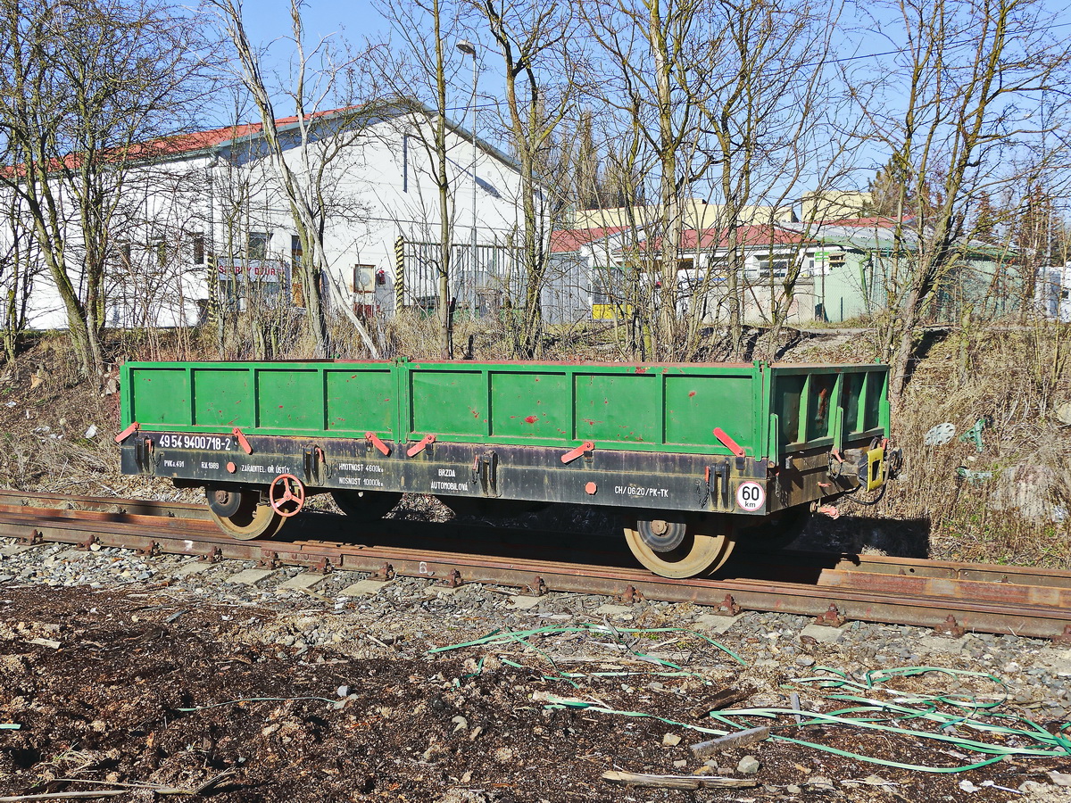 Niederbordanhänger 49 54 9400 718-2 steht im begehbaren Bereich des Bahnhof Frantiskovy Lazne am 18. Februar 2019.
