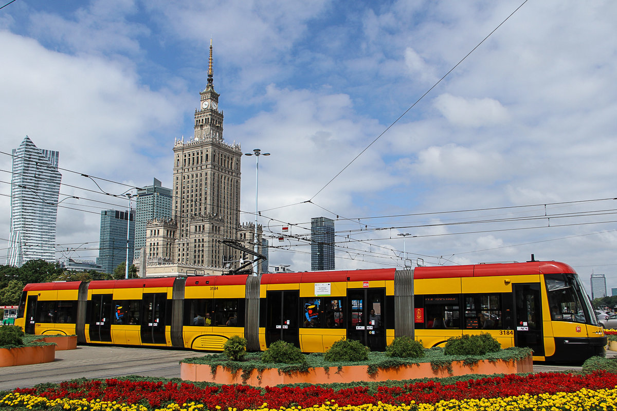 Niederflurgelenkwagen Nr. 3184 des Typs PESA 120 Na aufgenommen am 23.07.2016 am Kreisel der Station Zentrum in Warschau.