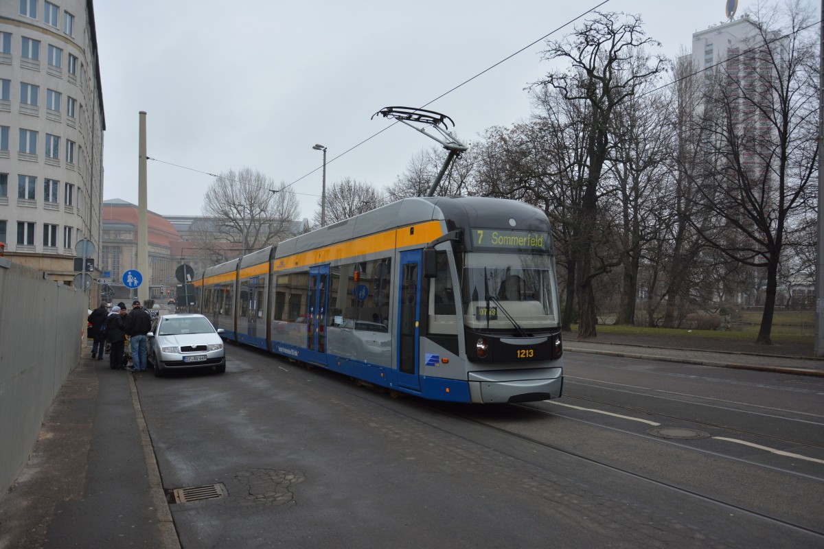 Niederflurstraßenbahn  1213  auf der Linie 7 nach Sommerfeld. Aufgenommen am 18.02.2015, Leipzig Goethestraße.
