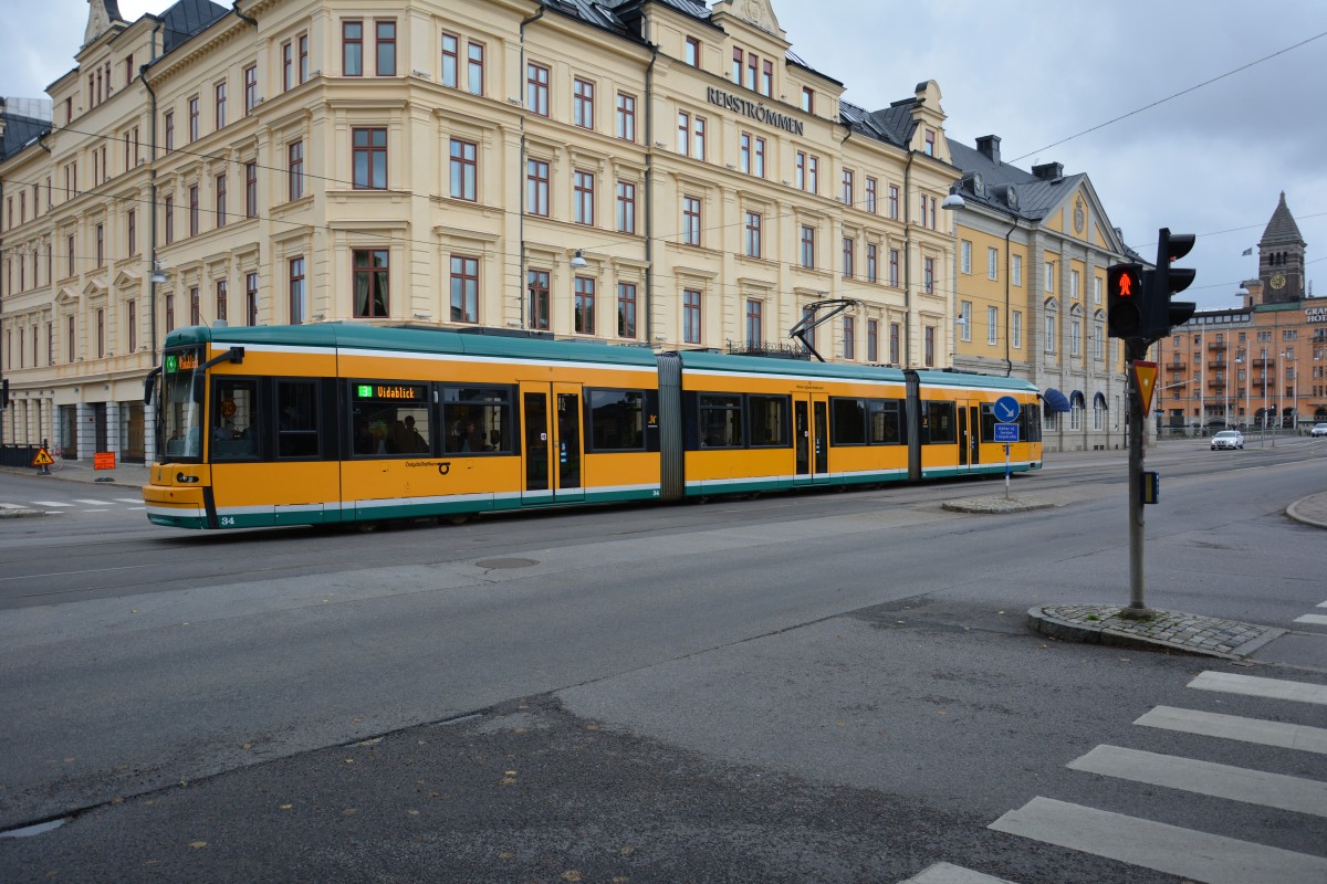 Niederflurstraßenbahn auf dem Weg zum Hauptbahnhof von Norrköping am 09.09.2014.