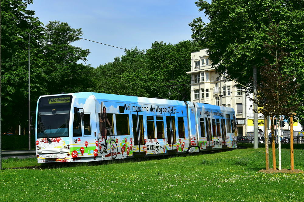 Niederflurwagen 4023 wurde eine neue KVB-Eigenwerbung mit dem Thema  KVB Rad  angebracht. Hier zu sehen am Aachener Weiher am 23.05.2017.
