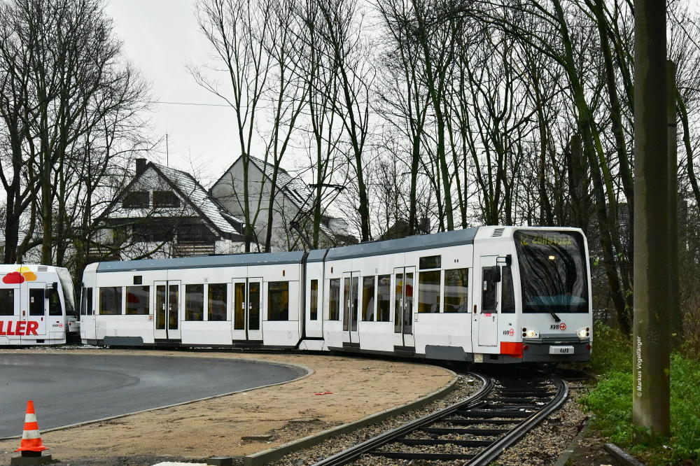 Niederflurwagen 4040 wurde die Ganzreklame  Mieterverein Köln  entfernt. Hier zu sehen in weiß/grauer Basislackierung in der Wendeschleife  Niehl  am 18.12.2017.
