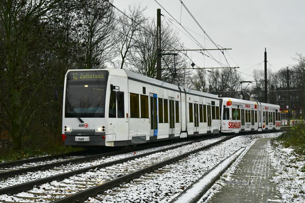 Niederflurwagen 4040 wurde die Ganzreklame  Mieterverein Köln  entfernt. Hier zu sehen in weiß/grauer Basislackierung in  Niehl  am 18.12.2017.
