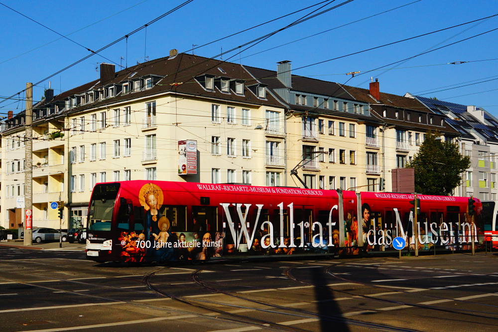 Niederflurwagen 4055 wurde eine neue Ganzgestaltung  Wallraf-Richartz-Museum  angebracht. Hier zu sehen auf der Kreuzung Aachener Str./Grtel am 01.10.2013.