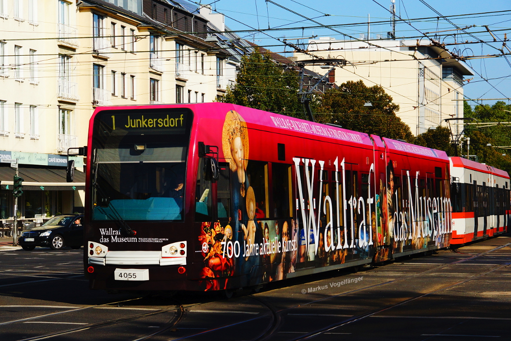 Niederflurwagen 4055 wurde eine neue Ganzgestaltung  Wallraf-Richartz-Museum  angebracht. Hier zu sehen auf der Kreuzung Aachener Str./Grtel am 01.10.2013.
