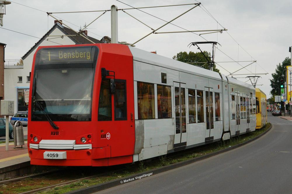 Niederflurwagen 4059 wurde die Ganzreklame  Park Inn Hotels  gelscht. Hier zu sehen wieder in den aktuellen KVB-Farben an der Haltestelle Weiden Schulstrae am 20.09.2013