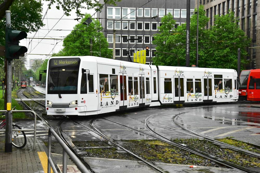 Niederflurwagen 4074 trägt eine neue Ganzreklame für das  Phantasialand . Hier zu sehen auf der Kreuzung Salierring/Eifelstraße am 03.05.2015.
