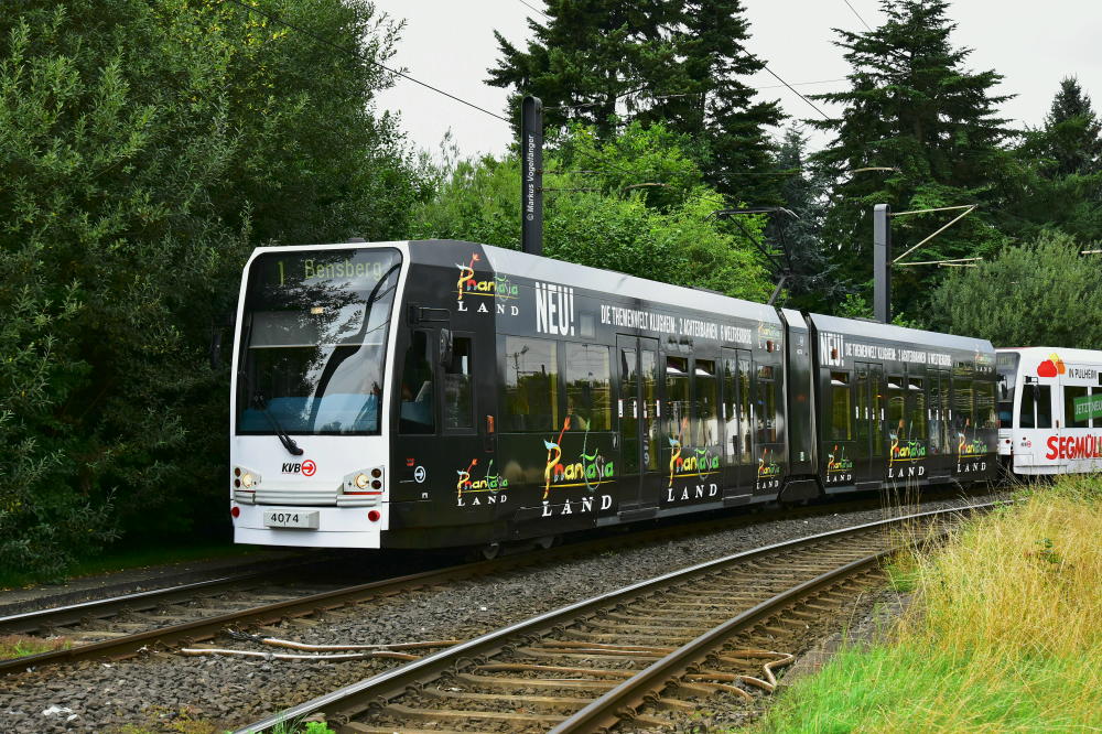 Niederflurwagen 4074 wurde eine neue Ganzreklame für das  Phantasialand  angebracht , nachdem Ihm die alte Ganzreklame für das  Phantasialand  entfernt wurde. Hier zu sehen in Weiden West am 27.07.2017.

