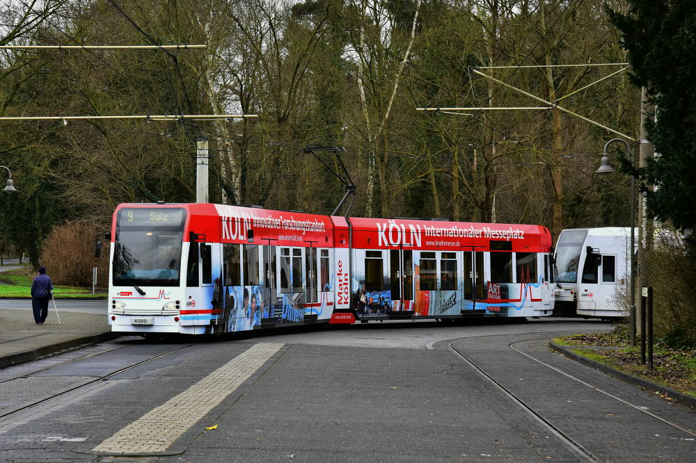 Niederflurwagen 4080 wirbt seit Freitag 06.02.2015 für die  Marke Köln . Hier zu sehen in der Wendeschleife Königsforst am 08.02.2015.