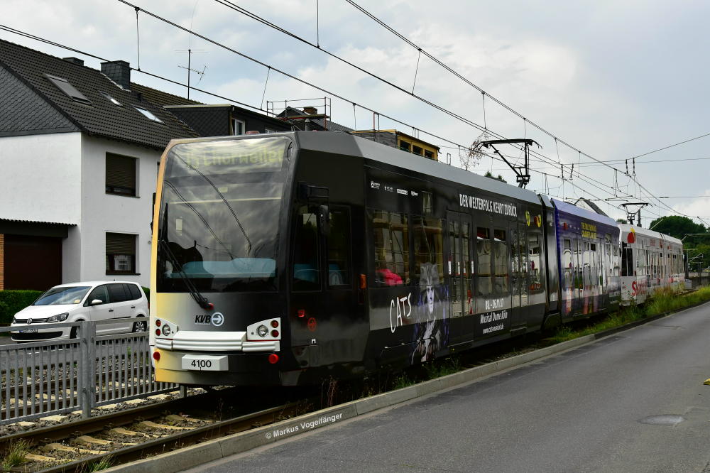 Niederflurwagen 4100 wurde eine neue Ganzreklame für den  Musical Dome Köln  angebracht, nachdem Ihm die alte Ganzreklame  Bodyguard-Das Musical  entfernt wurde. Hier zu sehen auf der Longericher Straße am 24.07.2017.
