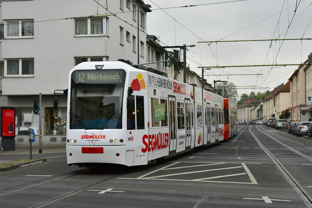 Niederflurwagen 4517 wurde eine neue Ganzreklame für das Möbelhaus  Segmüller  angebracht. Hier zu sehen kurz vor der Haltestelle Zollstockgürtel am 15.04.2017.
