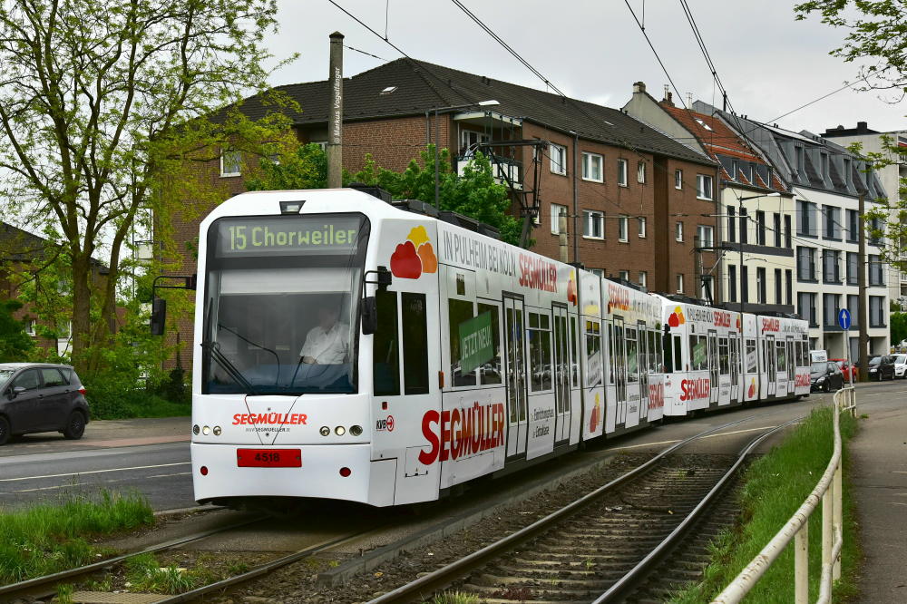 Niederflurwagen 4518 wurde als 37. Fahrzeug eine neue Ganzreklame für das Möbelhaus  Segmüller  angebracht. Hier zu sehen auf der Neusser Straße am 08.05.2017.
