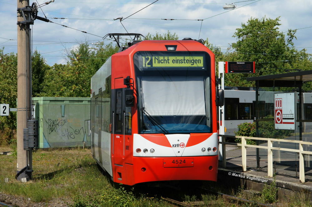 Niederflurwagen 4524 in der Wendeschleife Merkenich am 17.08.2013.