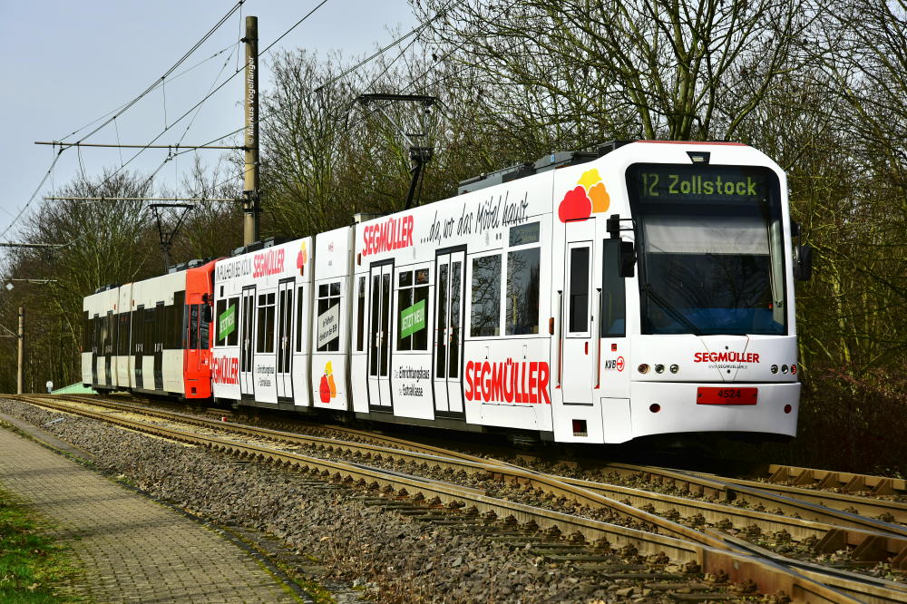 Niederflurwagen 4524 wurde eine neue Ganzreklame für das Möbelhaus  Segmüller  angebracht. Hier zu sehen in Niehl am 11.03.2017.
