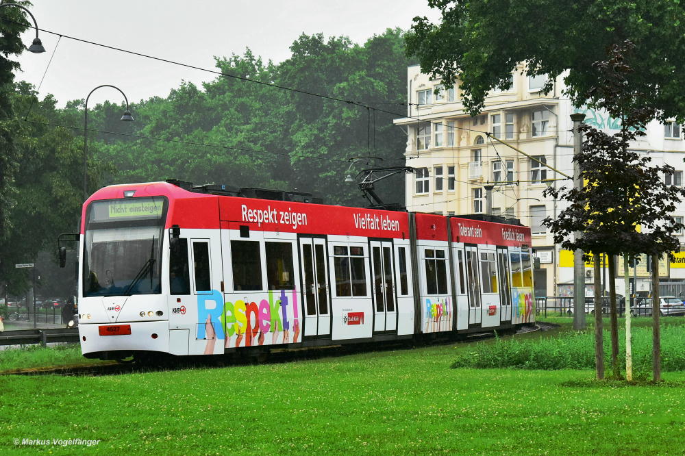 Niederflurwagen 4527 wurde für die  Respekt -Kampagne gestaltet. Hier zu sehen kurz vor der Haltestelle Moltkestraße am 08.06.2018.
