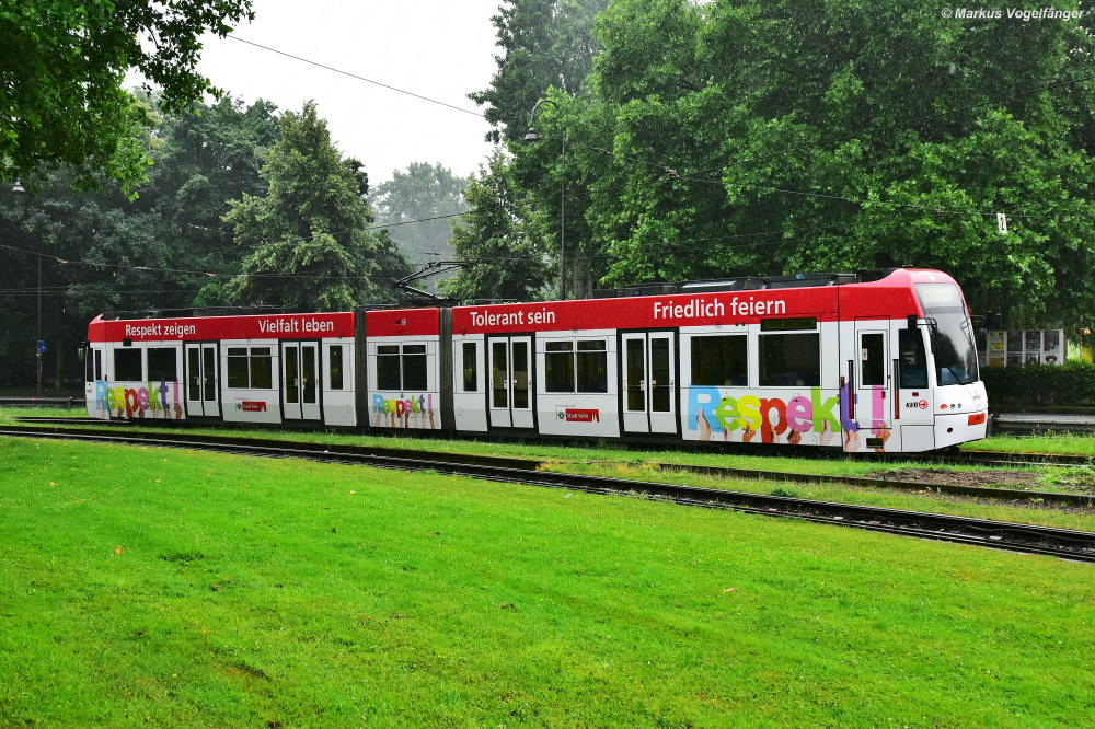Niederflurwagen 4527 wurde für die  Respekt -Kampagne gestaltet. Hier zu sehen kurz vor der Haltestelle Moltkestraße am 08.06.2018.
