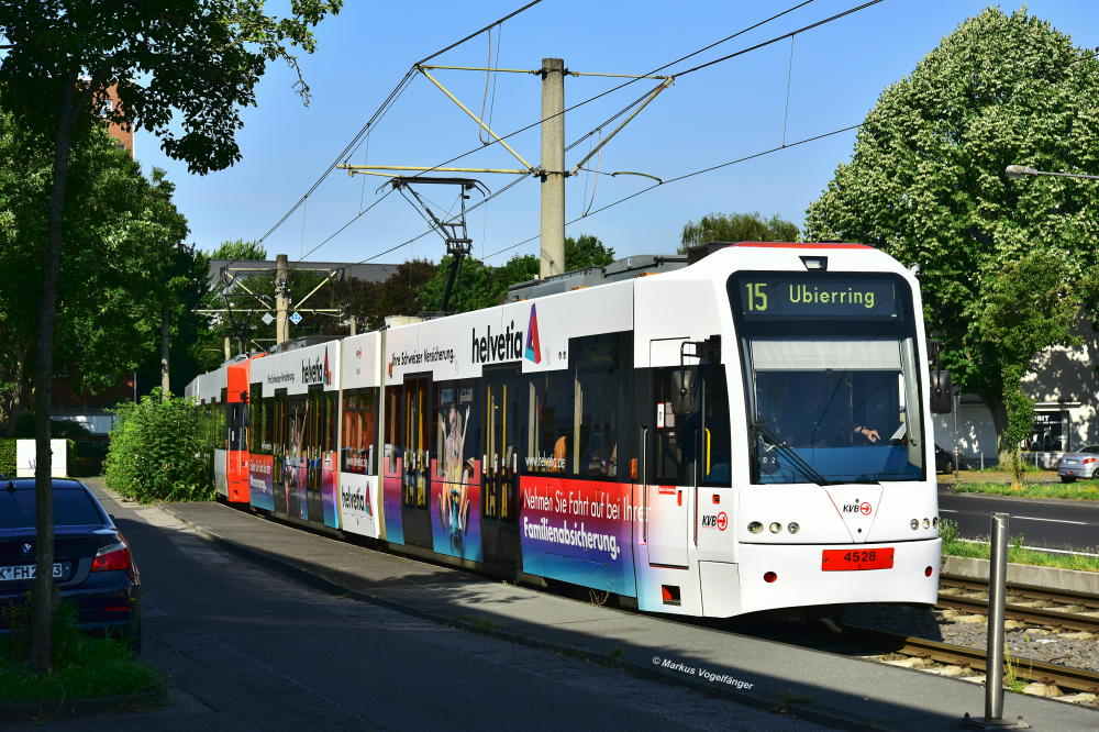 Niederflurwagen 4528 wurde eine neue Ganzreklame  Helvetia Versicherung  angebracht. Hier zu sehen auf der Wilhelm-Sollmann-Straße am 19.07.2017.
