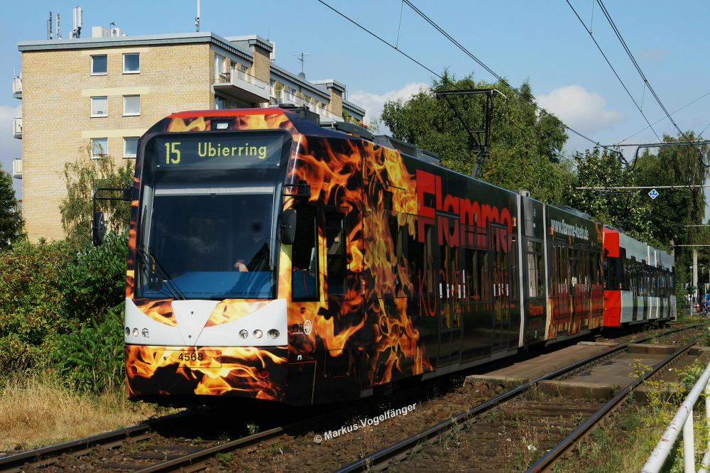 Niederflurwagen 4568 auf der Neusser Strae am 17.08.2013.