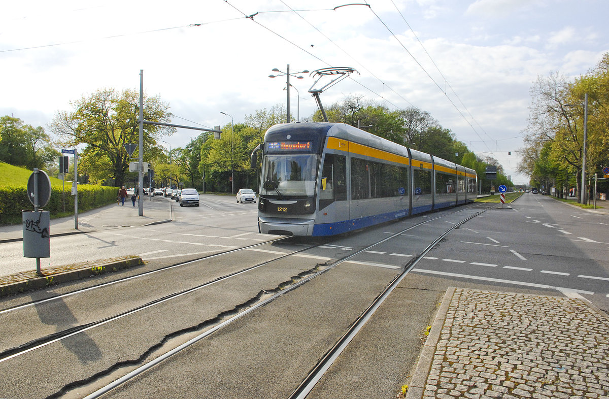 Niederflurwagen. LVB 1212 Straßenbahnlinie 15 nach Meusdorf an der Haltestelle am Völkerschlachtdenkmal in Leipzig. Aufnahme: 29. April 2017.